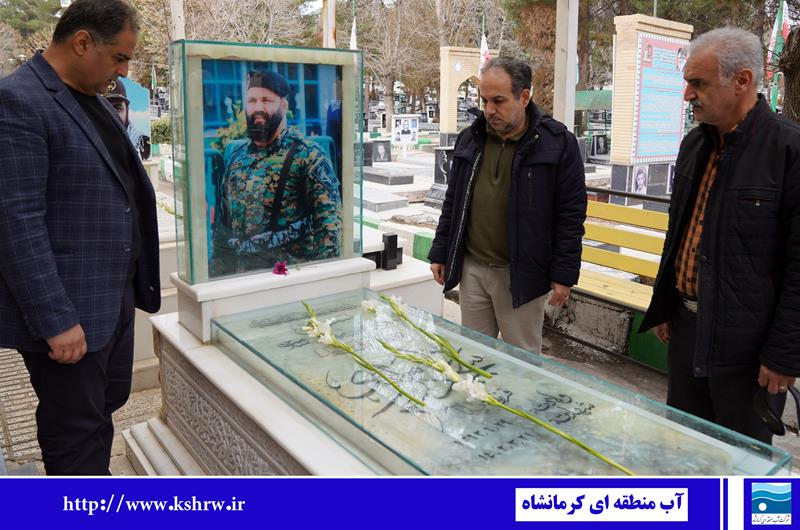 غبارروبی و عطر افشانی مزار شهدای کرمانشاه در آغاز دهه فجر