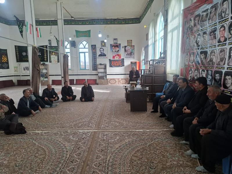 مدیرعامل شرکت آب منطقه‌ای کرمانشاه با مردم روستاهای صحنه درباره مشکلات کم‌آبی باغات دیدار کرد