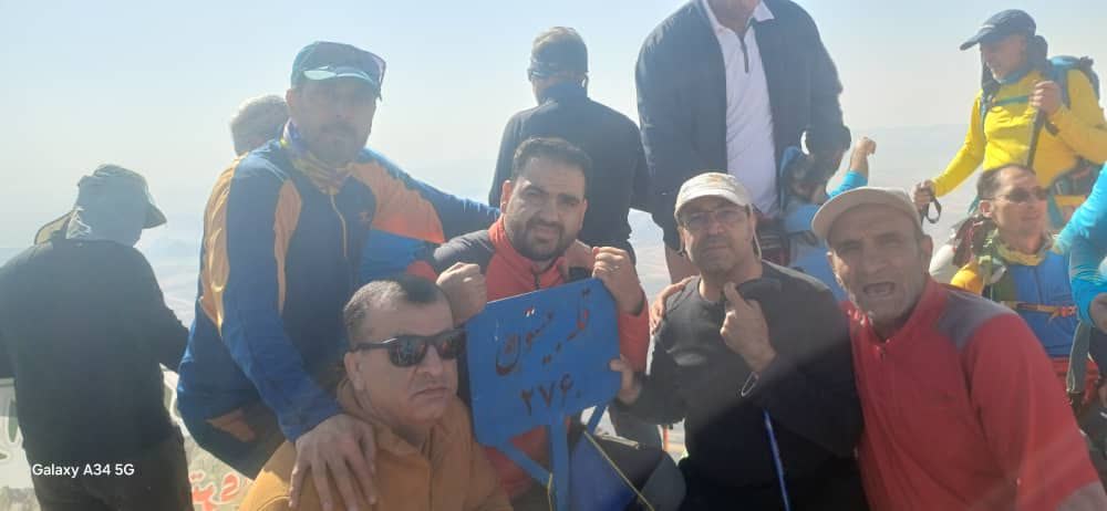 صعود کارکنان وزارت نیرو به قلعه تاریخی بیستون